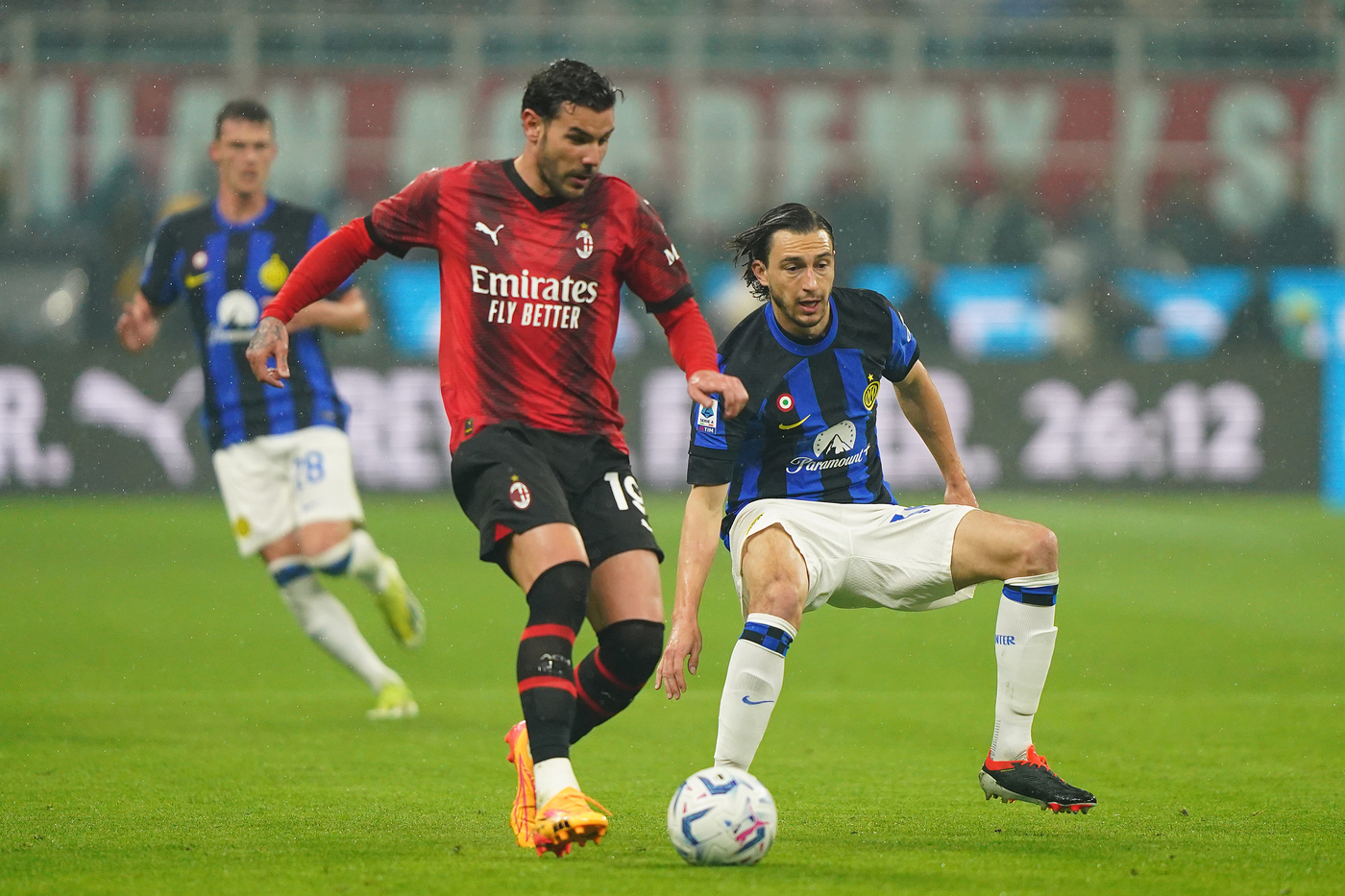Il terzino del Milan Theo Hernandez in campo contro l'Inter in un duello con Mkhytarian