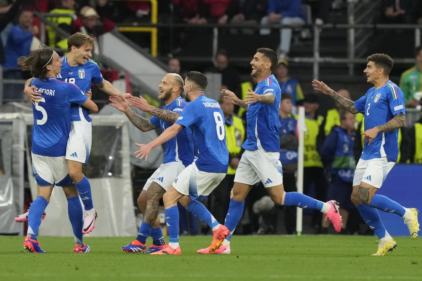 L'esultanza dell'Italia al gol di Barella