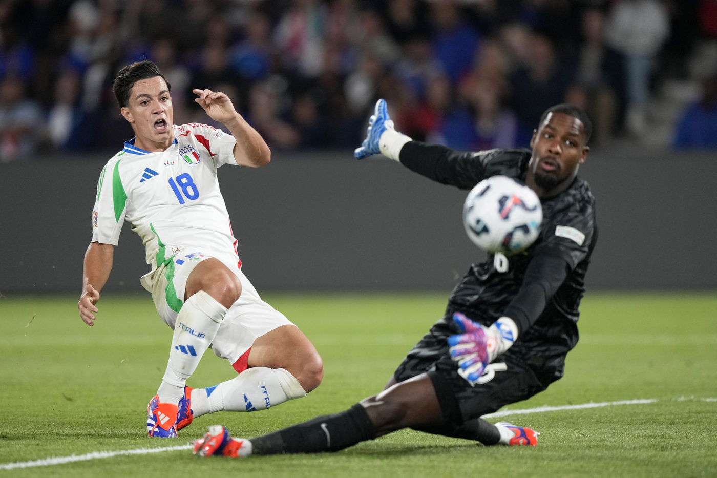 Il portiere della Francia Mike Maignan subisce un gol da Raspadori contro l'Italia