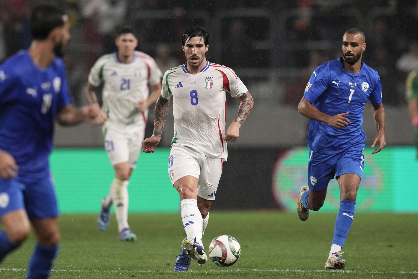 L'ex Milan Sandro Tonali in campo con l'Italia in Nations League