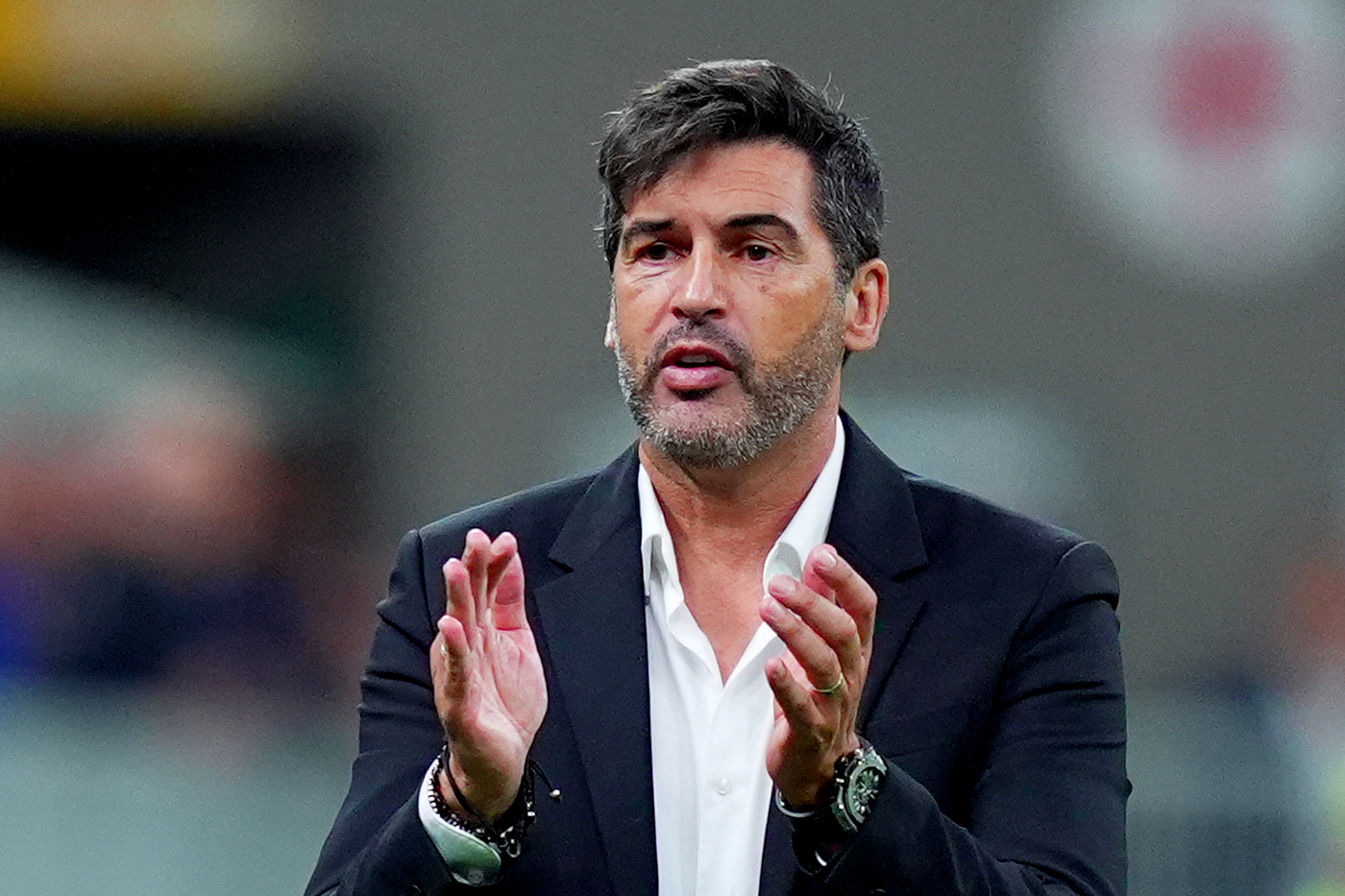 L'allenatore del Milan Paulo Fonseca applaude la squadra durante la sfida contro il Venezia a San Siro