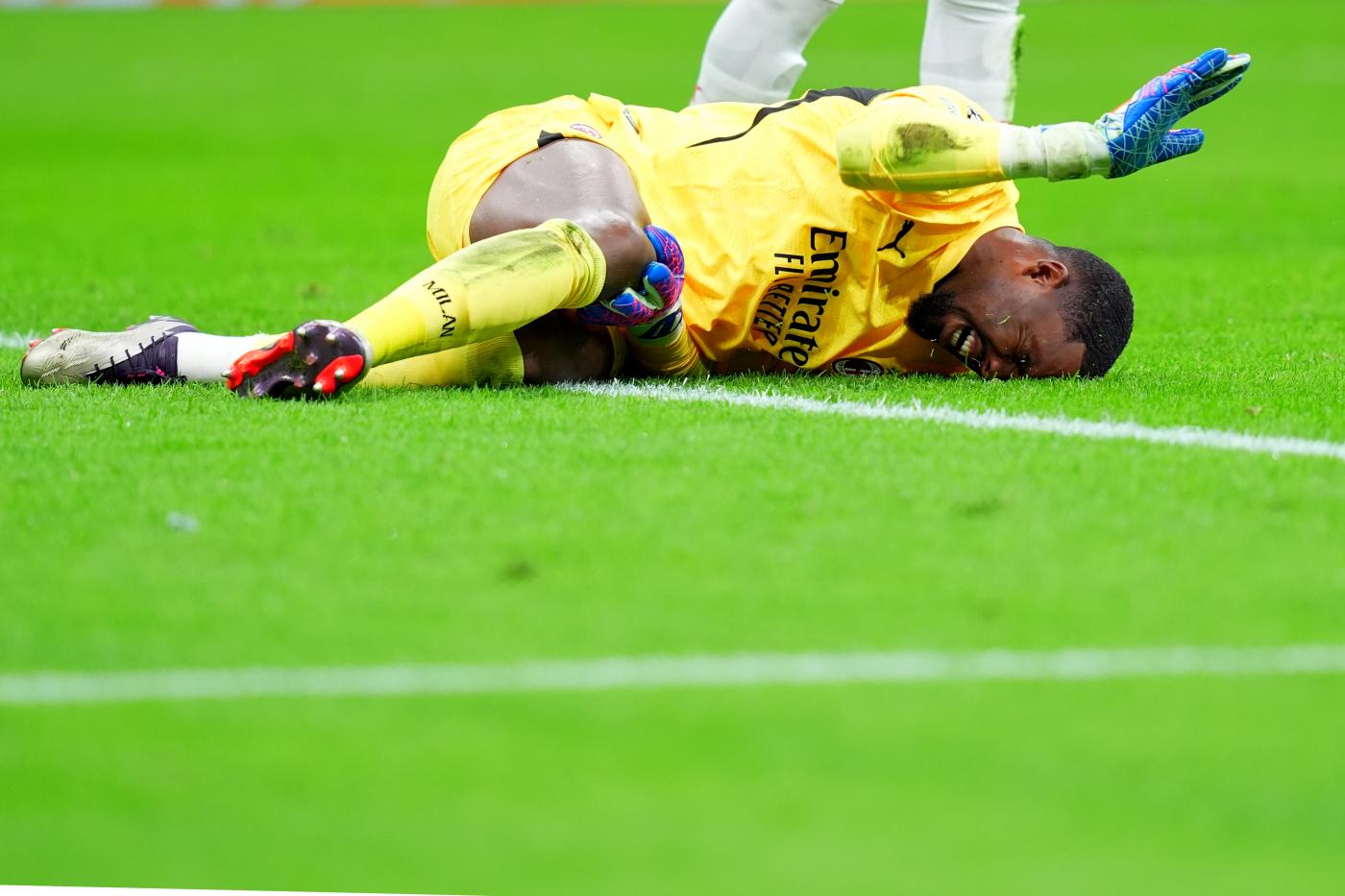 Il portiere del Milan Mike Maignan si infortuna contro il Liverpool