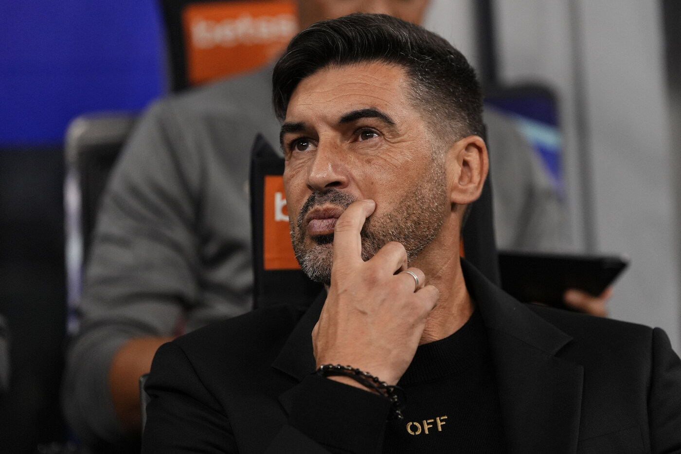 L'allenatore del Milan Paulo Fonseca in panchina durante il derby con l'Inter