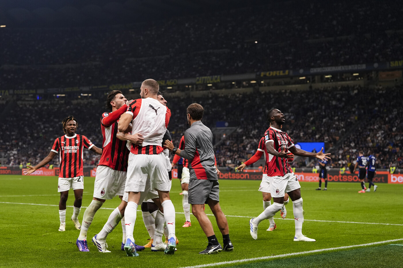 Matteo Gabbia esulta per il gol decisivo nel derby contro l'Inter