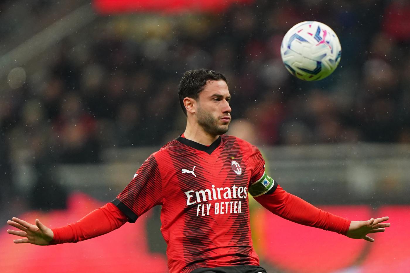 Il capitano del Milan Davide Calabria in campo nel derby contro l'Inter in Serie A