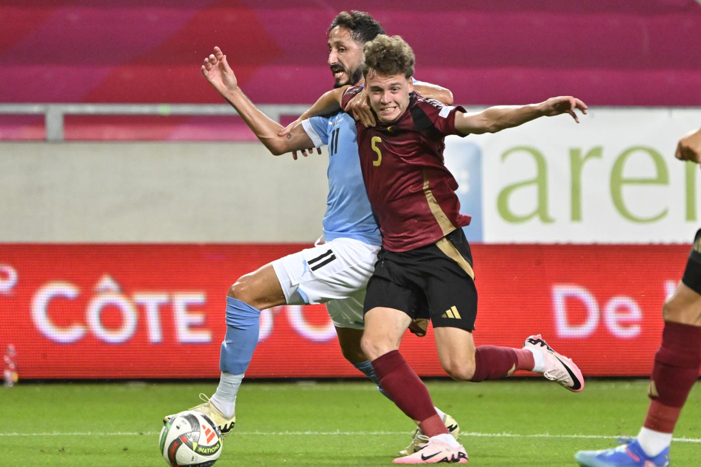 Il terzino Maxim De Cuyper in campo contro Israele con la maglia del Belgio