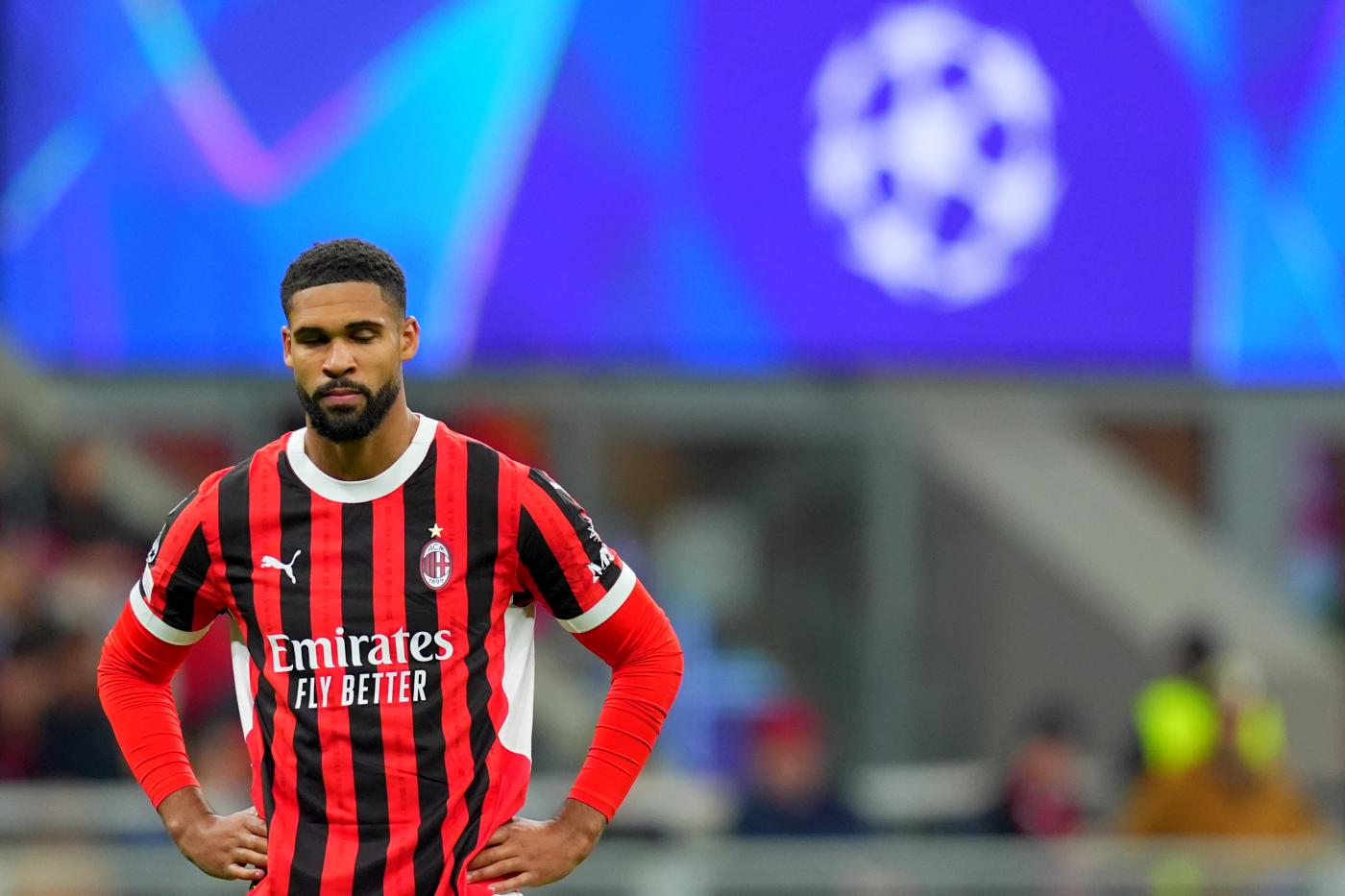 Il centrocampista del Milan Ruben Loftus-Cheek in campo con i rossoneri in Champions League