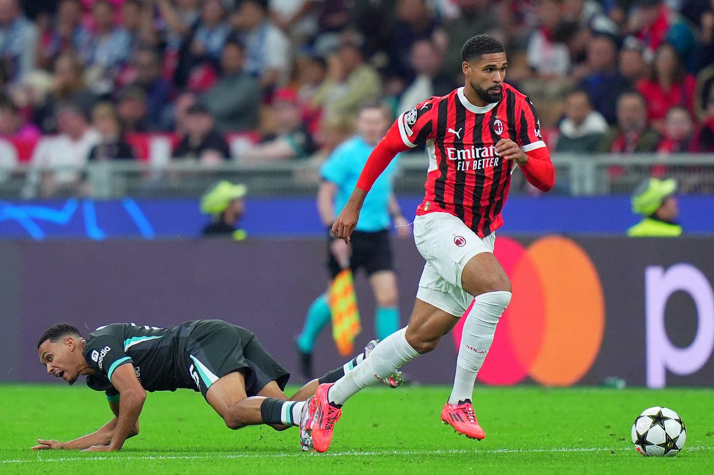 Il centrocampista del Milan Ruben Loftus-Cheek in campo in Champions League con i rossoneri contro il Liverpool