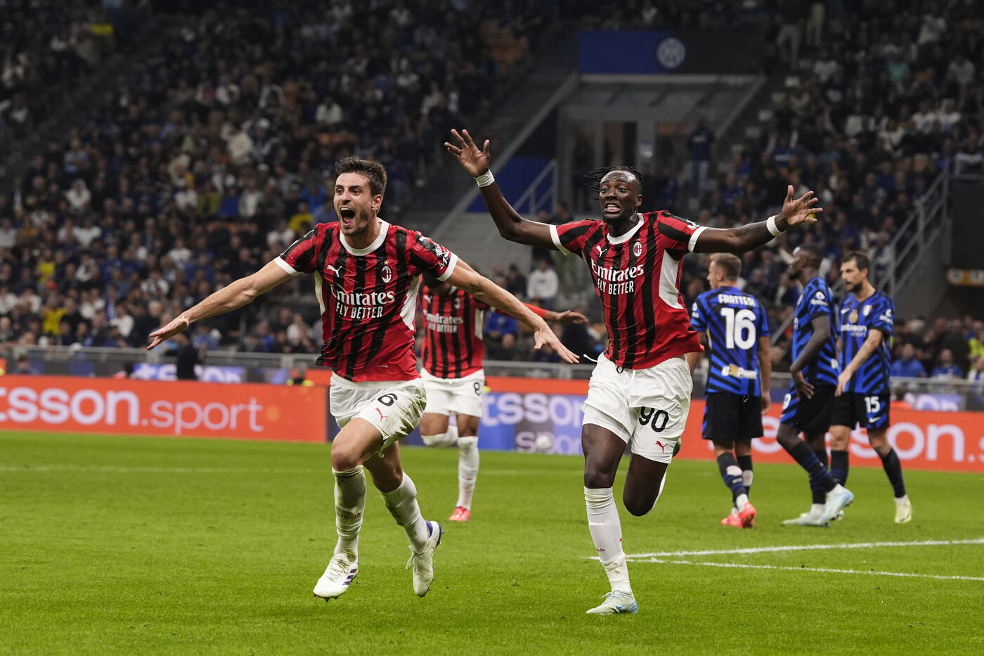 I giocatori del Milan Gabbia e Fofana esultano per il gol segnato nel derby con l'Inter