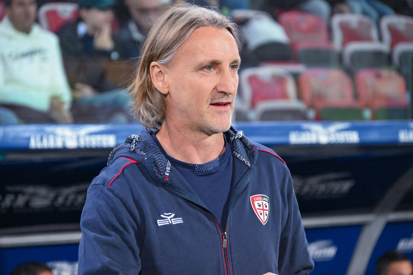 Il tecnico del Cagliari Davide Nicola osserva la squadra in campo contro il Bologna in Serie A