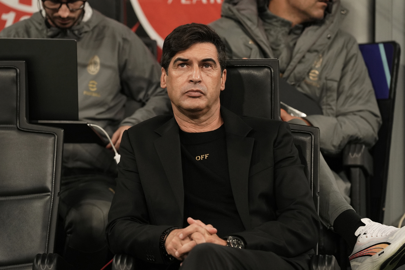 L'allenatore del Milan Paulo Fonseca seduto in panchina nella sfida di San Siro contro il Napoli in Serie A