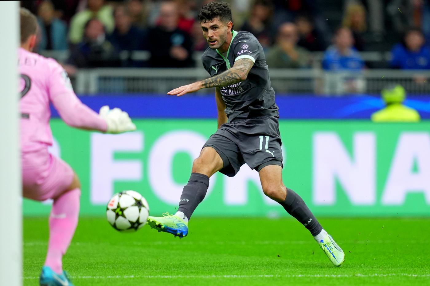 L'attaccante del Milan Christian Pulisic calcia in porta in Champions League contro il Club Brugge