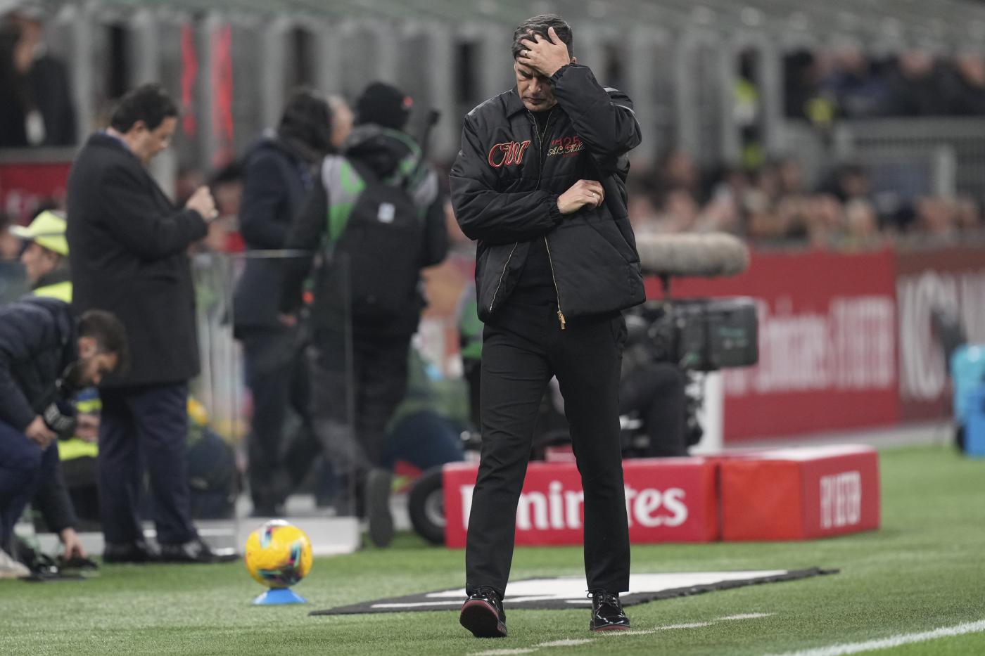 Il tecnico del Milan Paulo Fonseca nervoso a bordo panchina durante la sfida di San Siro contro la Juventus in Serie A