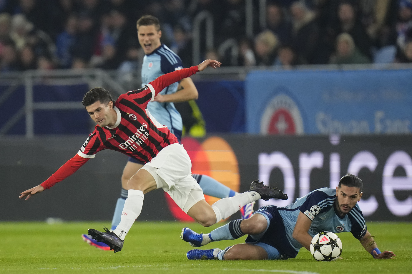 L'attaccante del Milan Christian Pulisic subisce fallo nella sfida con lo Slovan Bratislava