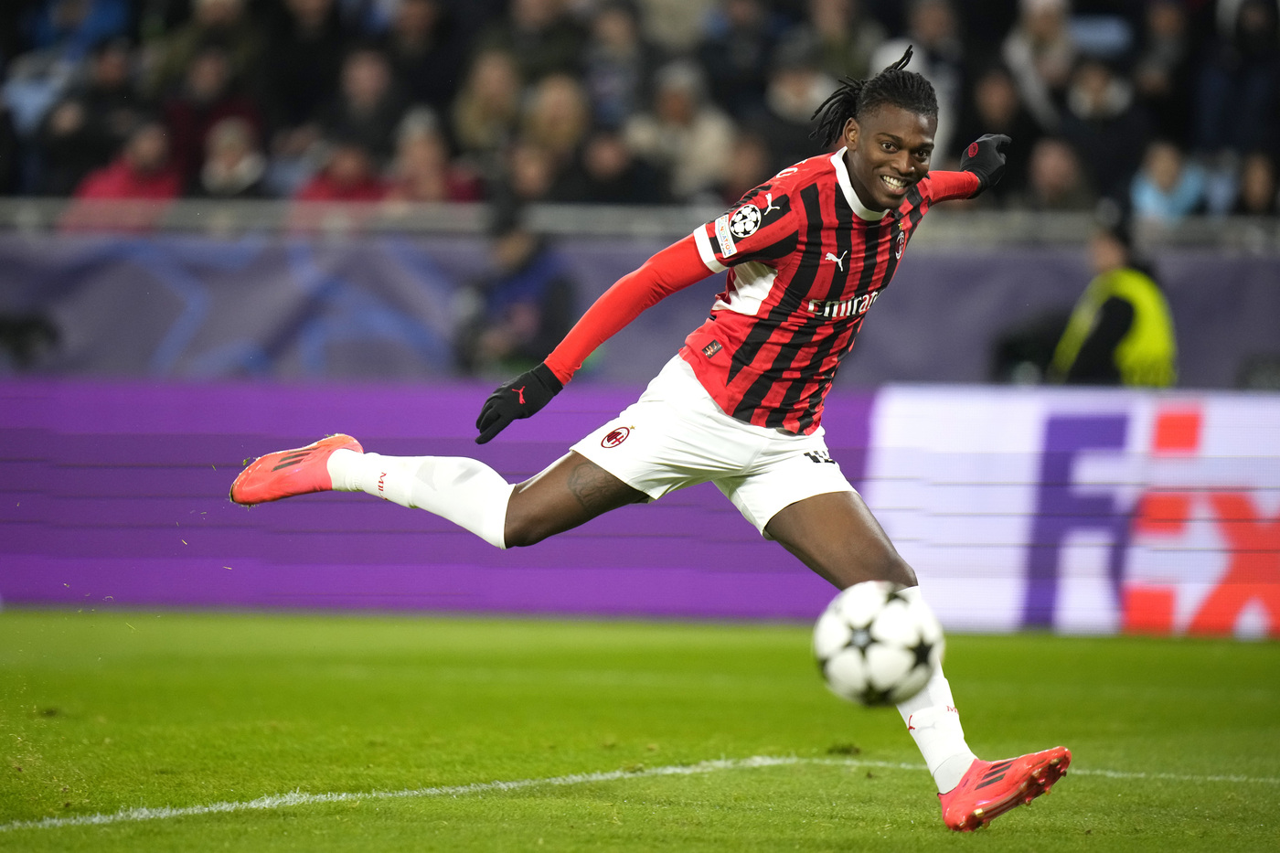 L'attaccante del Milan Rafael Leao segna il secondo gol del Milan in casa dello Slovan Bratislava in Champions League