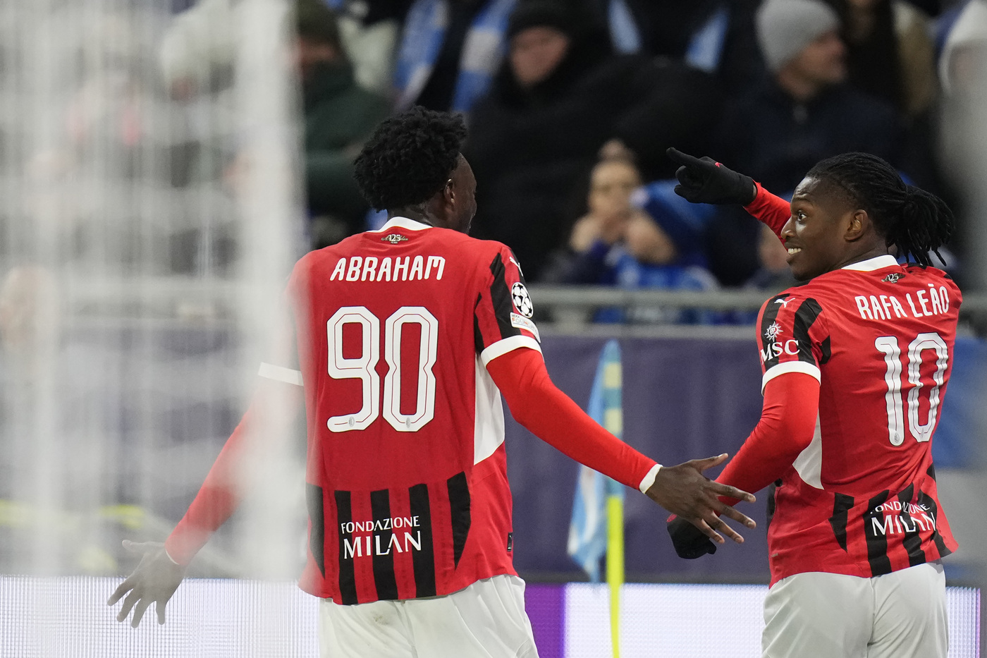 Gli attaccanti del Milan Abraham e Leao esultano per un gol segnato in Champions League contro lo Slovan Bratislava