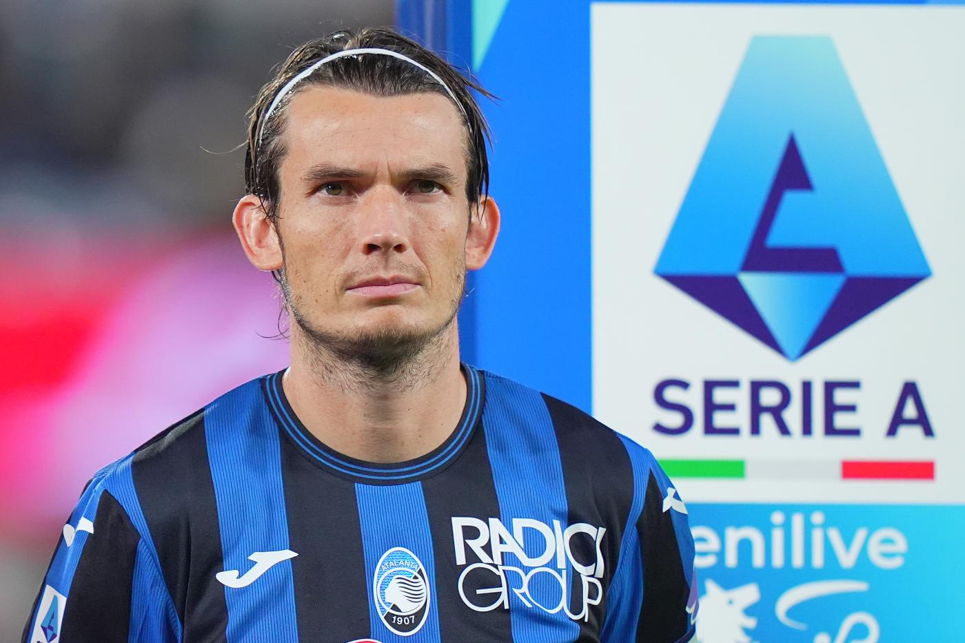 Il centrocampista dell'Atalanta Marten De Roon prima della sfida di Serie A contro il Como