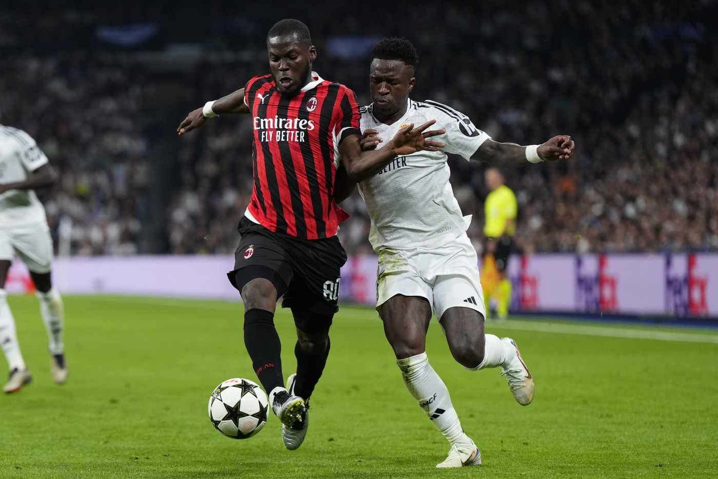 Il giocatore del Milan Yunus Musah in un contrasto nella sfida di Champions League contro il Real Madrid