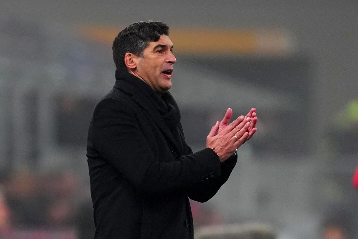 L'allenatore del Milan Paulo Fonseca applaude la squadra in campo contro l'Empoli in Serie A