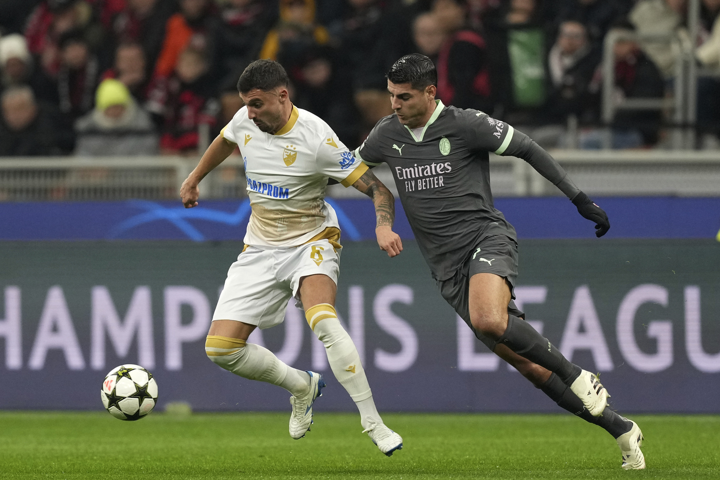 Il Milan in campo a San Siro in Champions League contro la Stella Rossa