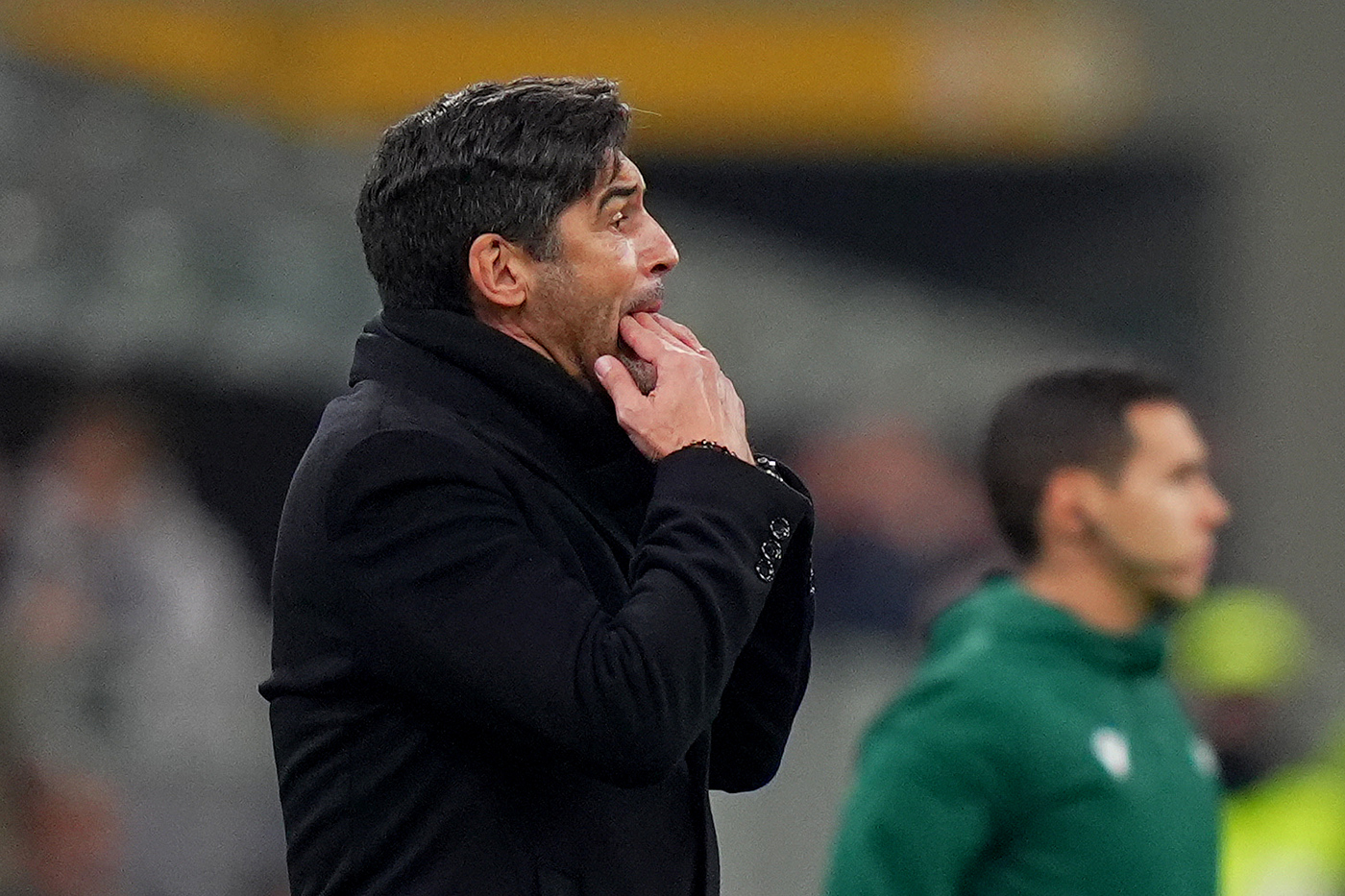 L'allenatore del Milan Paulo Fonseca richiama l'attenzione dei giocatori contro la Stella Rossa in Champions League