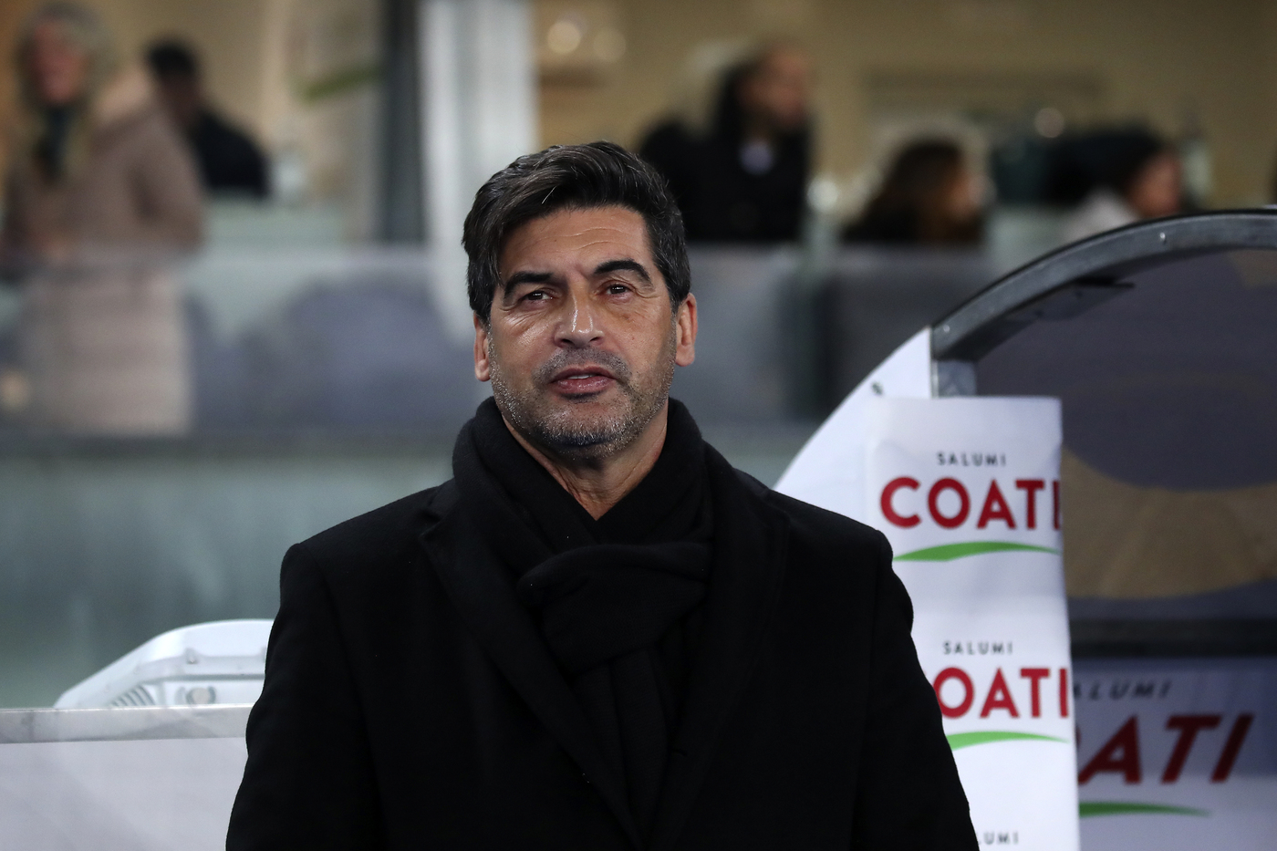 L'allenatore del Milan Paulo Fonseca inquadrato a bordo panchina al Bentegodi in occasione della sfida di Serie A contro il Verona