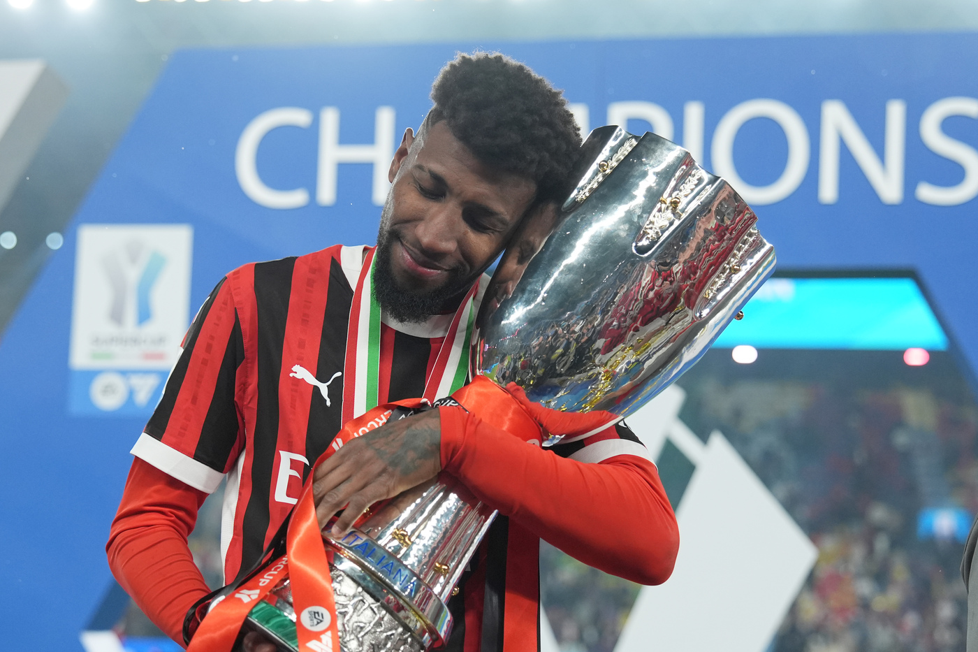 Il terzino del Milan Emerson Royal con la Supercoppa vinta a Riyadh