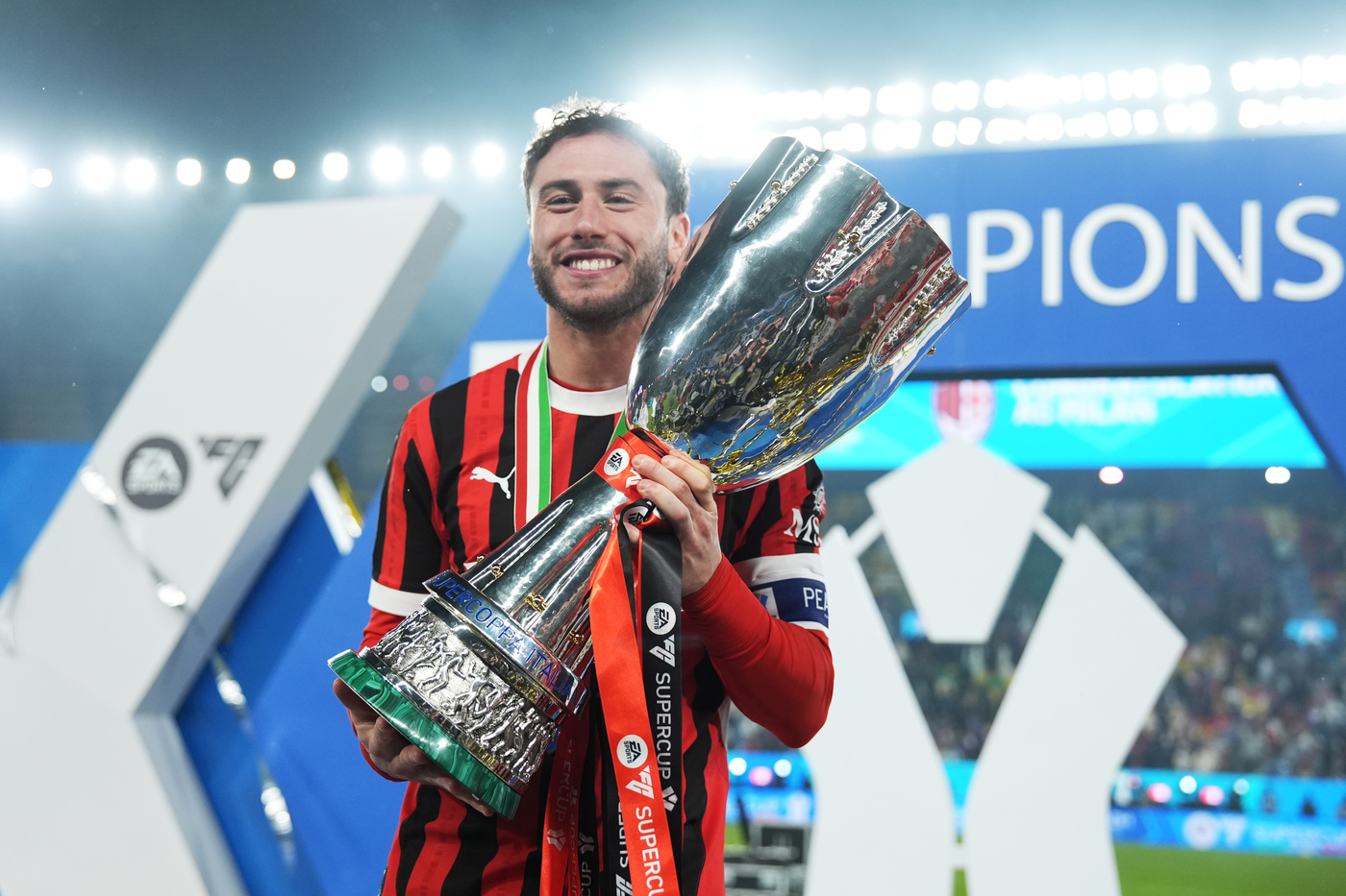 Davide Calabria con la Supercoppa Italiana