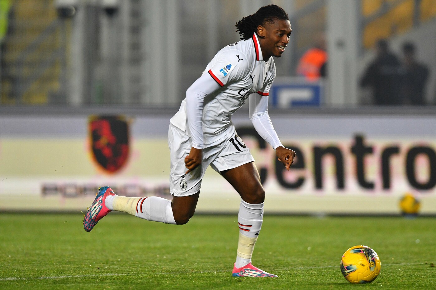 L'attaccante del Milan Rafael Leao in campo contro il Lecce