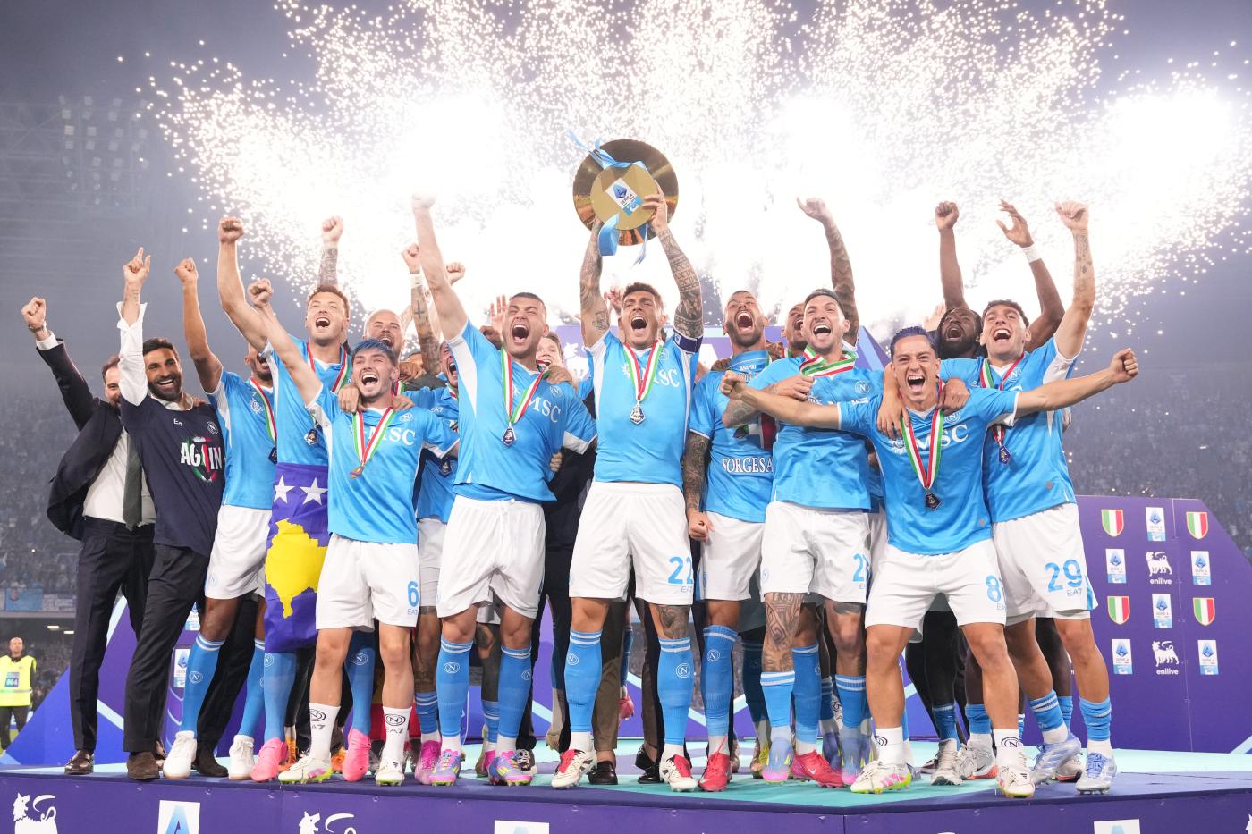 Il Napoli festeggia lo scudetto vinto Rossonerisiamonoi.it