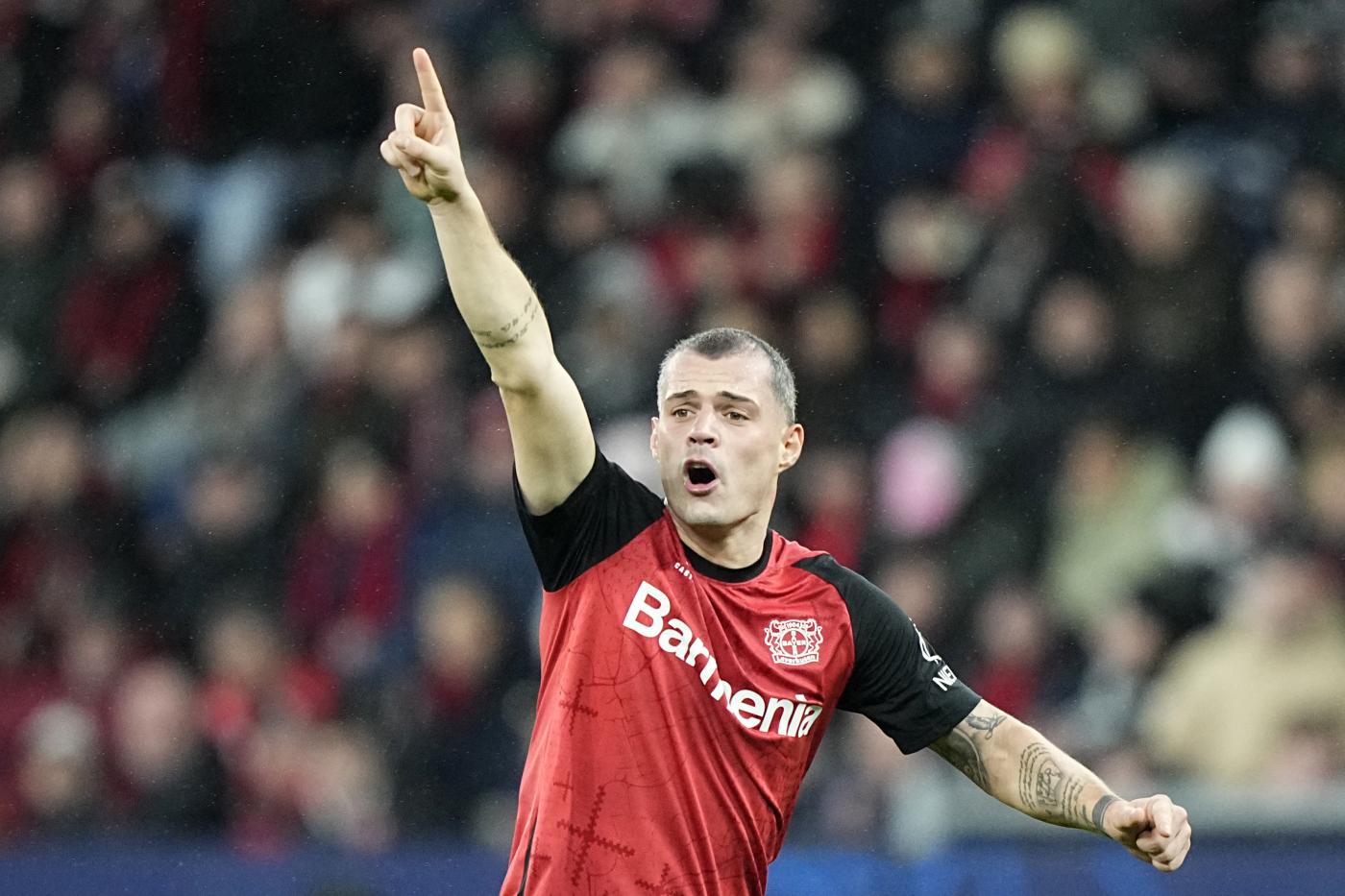 Il centrocampista del Bayer Leverkusen Granit Xhaka durante una partita di Champions League Rossonerisiamonoi.it