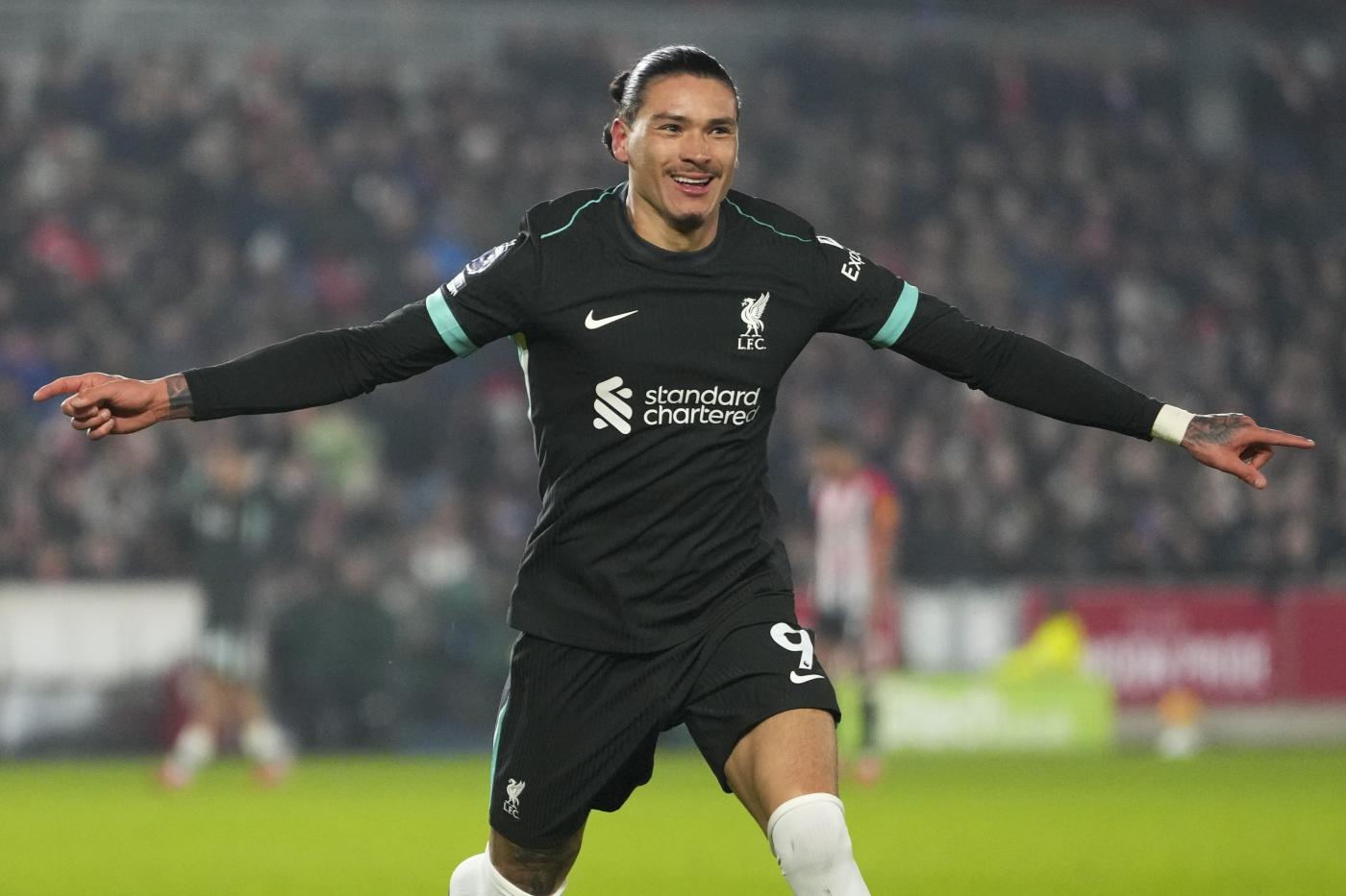 L'attaccante del Liverpool Darwin Nunez esulta dopo un gol segnato in Premier League Rossonerisiamonoi.it
