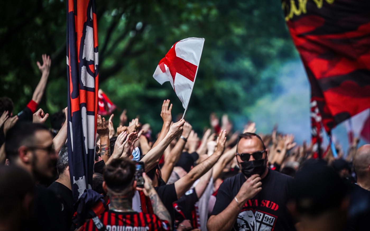 Tifosi del Milan a Milanello salutano la squadra Rossonerisiamonoi.it