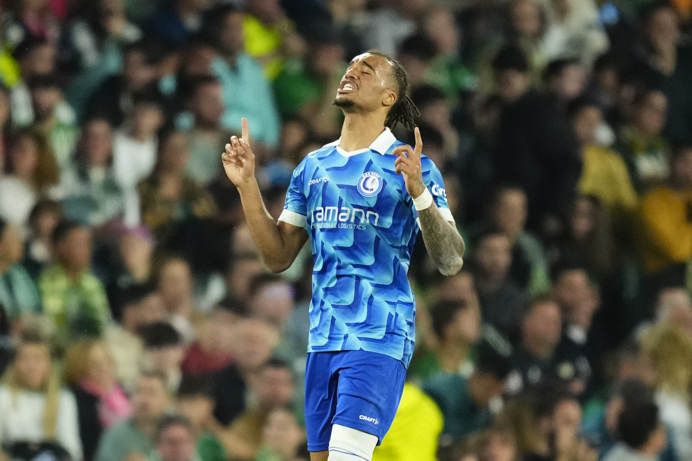 Il terzino sinistro Archie Brown in campo con la maglia del Gent Rossonerisiamonoi.it
