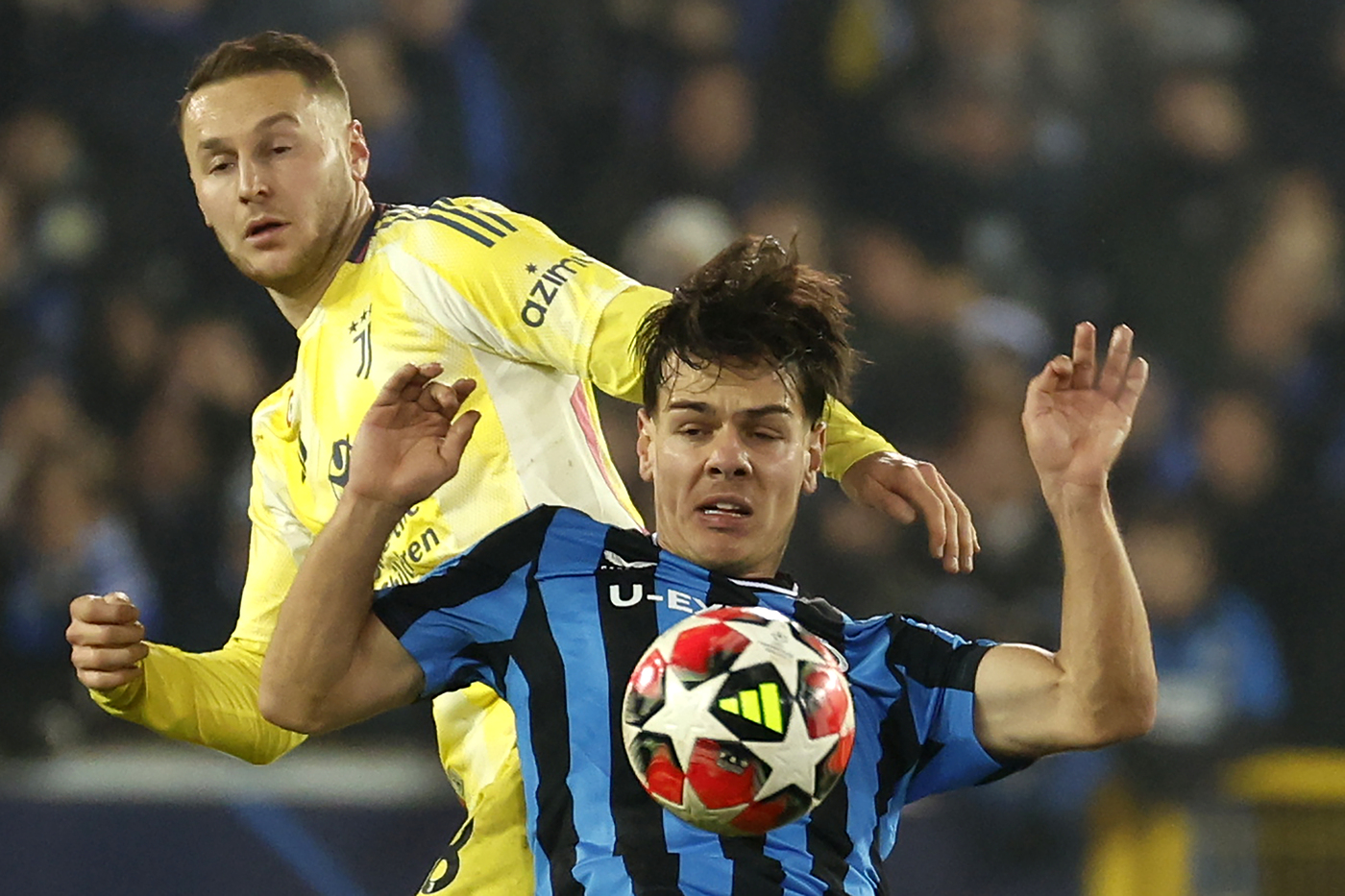 Ardon Jashari difende palla da Teun Koopmeiners in Champions League Rossonerisiamonoi.it