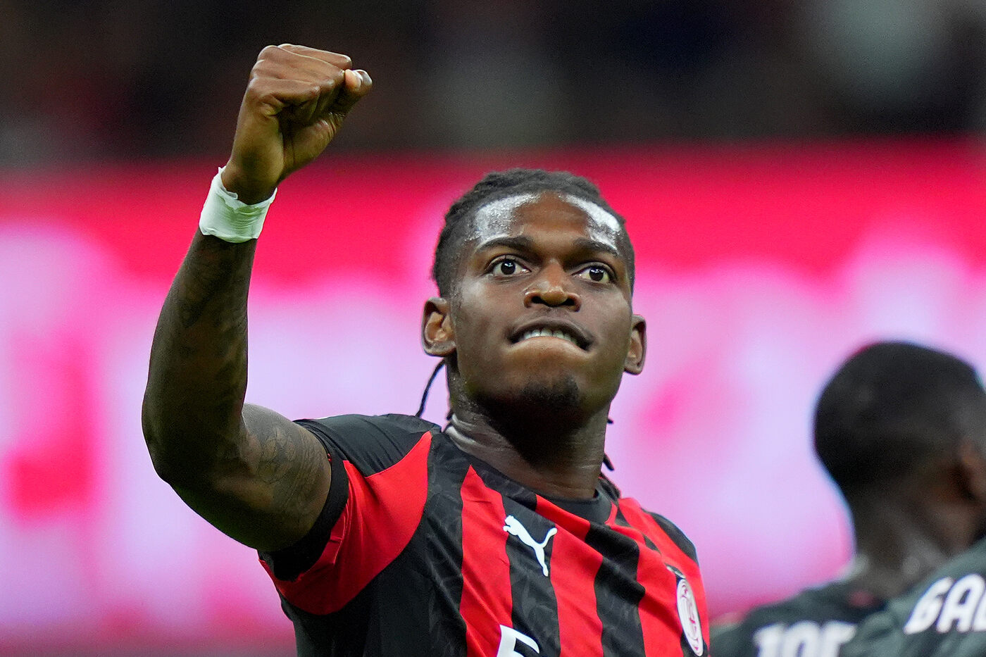 Rafael Leao esulta per un gol segnato al Bari ai trentaduesimi di Coppa Italia Rossonerisiamonoi.it