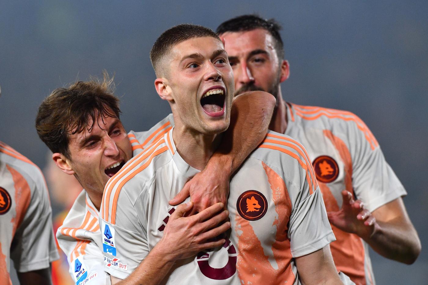 Artem Dovbyk esulta dopo un gol segnato al Lecce in Serie A Rossonerisiamonoi.it