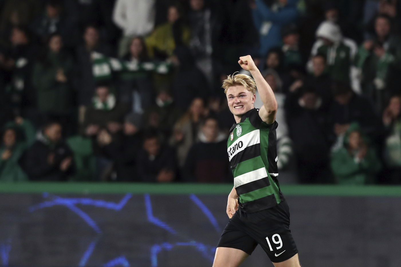 Conrad Harder esulta dopo un gol segnato in Champions League contro il Bologna con la maglia dello Sporting Lisbona Rossonerisiamonoi.it