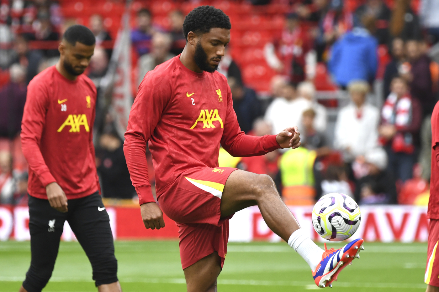 Joe Gomez effettua un riscaldamento col Liverpool prima di una gara di Premier League