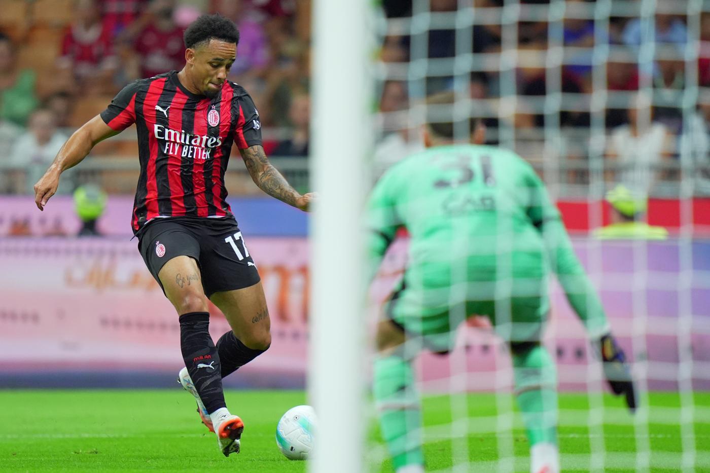 L'attaccante del Milan Noah Okafor effettua un tiro in Coppa Italia a San Siro contro il Bari Rossonerisiamonoi.it