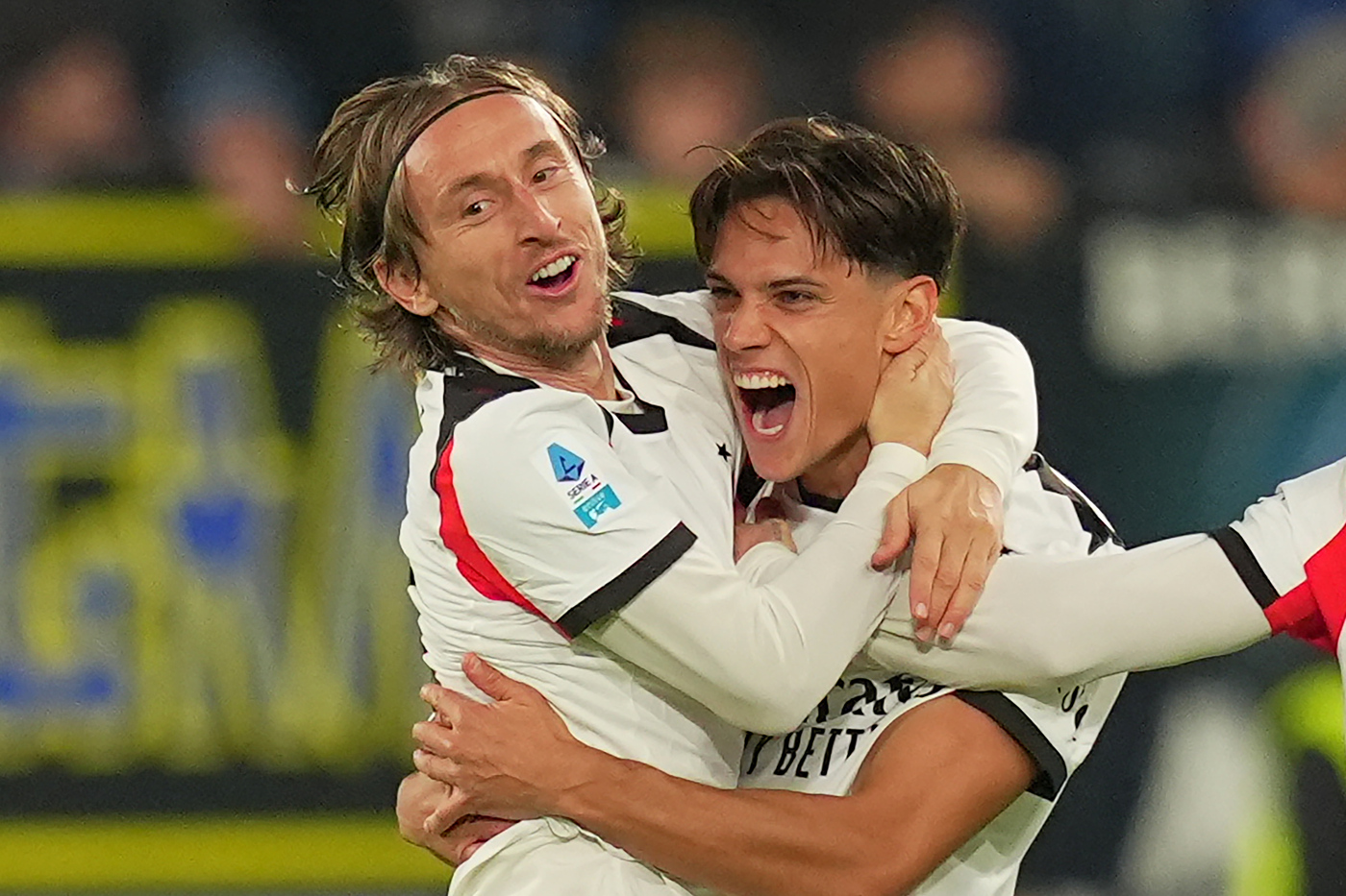Samuele Ricci esulta per il gol segnato in Atalanta-Milan assieme a Luka Modric Rossonerisiamonoi.it
