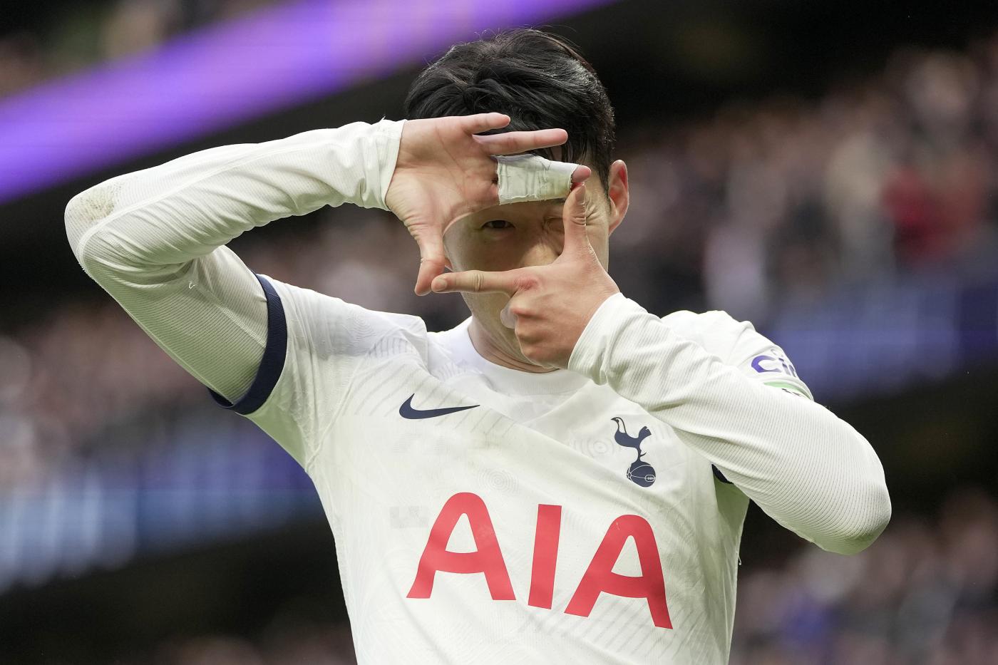 L'attaccante Son Heung-Min con la maglia del Tottenham Rossonerisiamonoi.it