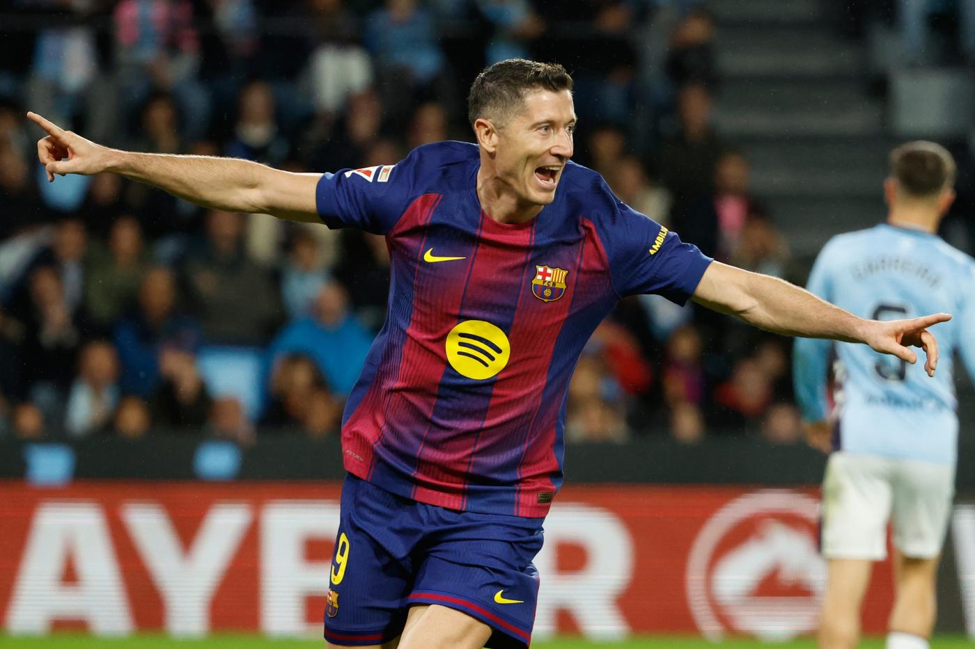 L'attaccante del Barcellona Robert Lewandowski esulta dopo un gol segnato al Celta Vigo in Liga Rossonerisiamonoi.it