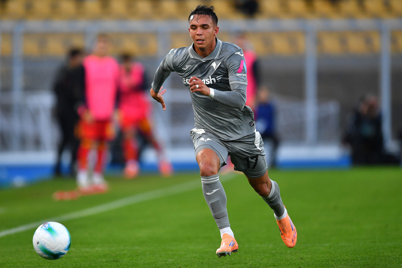 Giovane in campo con la maglia del Verona Rossonerisiamonoi.it