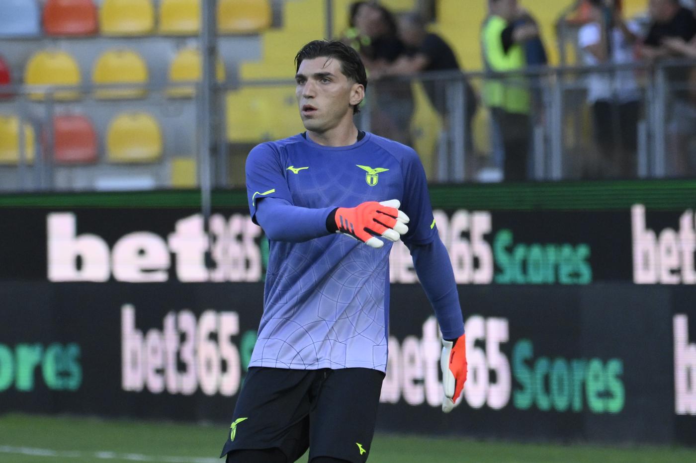 Il portiere della Lazio Christos Mandas effettua un rinvio contro l'Avellino Rossonerisiamonoi.it