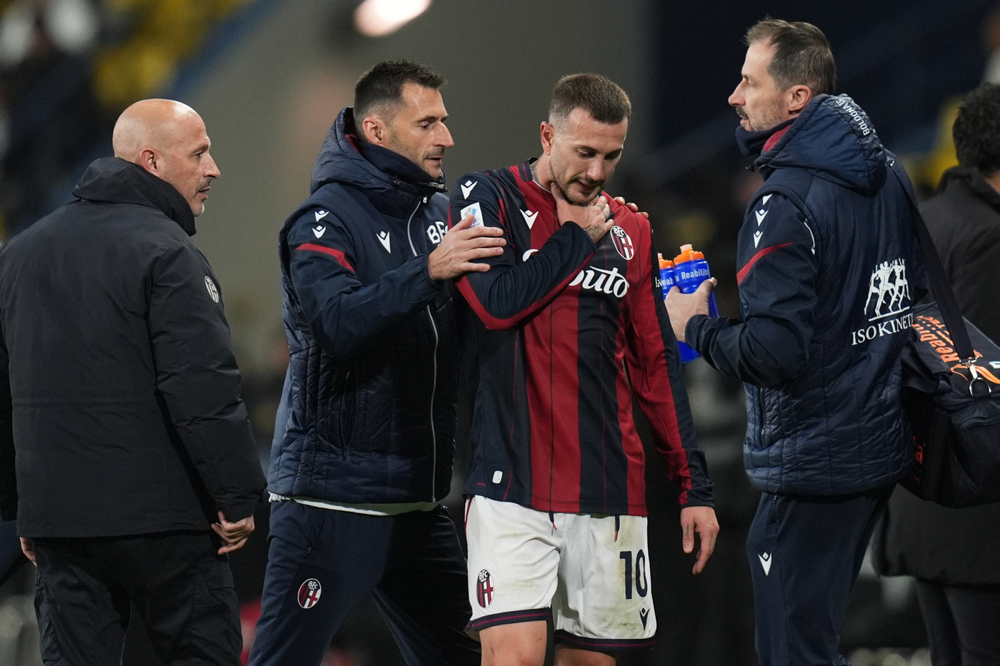 L'attaccante del Bologna Federico Bernardeschi mentre lascia il campo per infortunio in Supercoppa Italia Rossonerisiamonoi.it