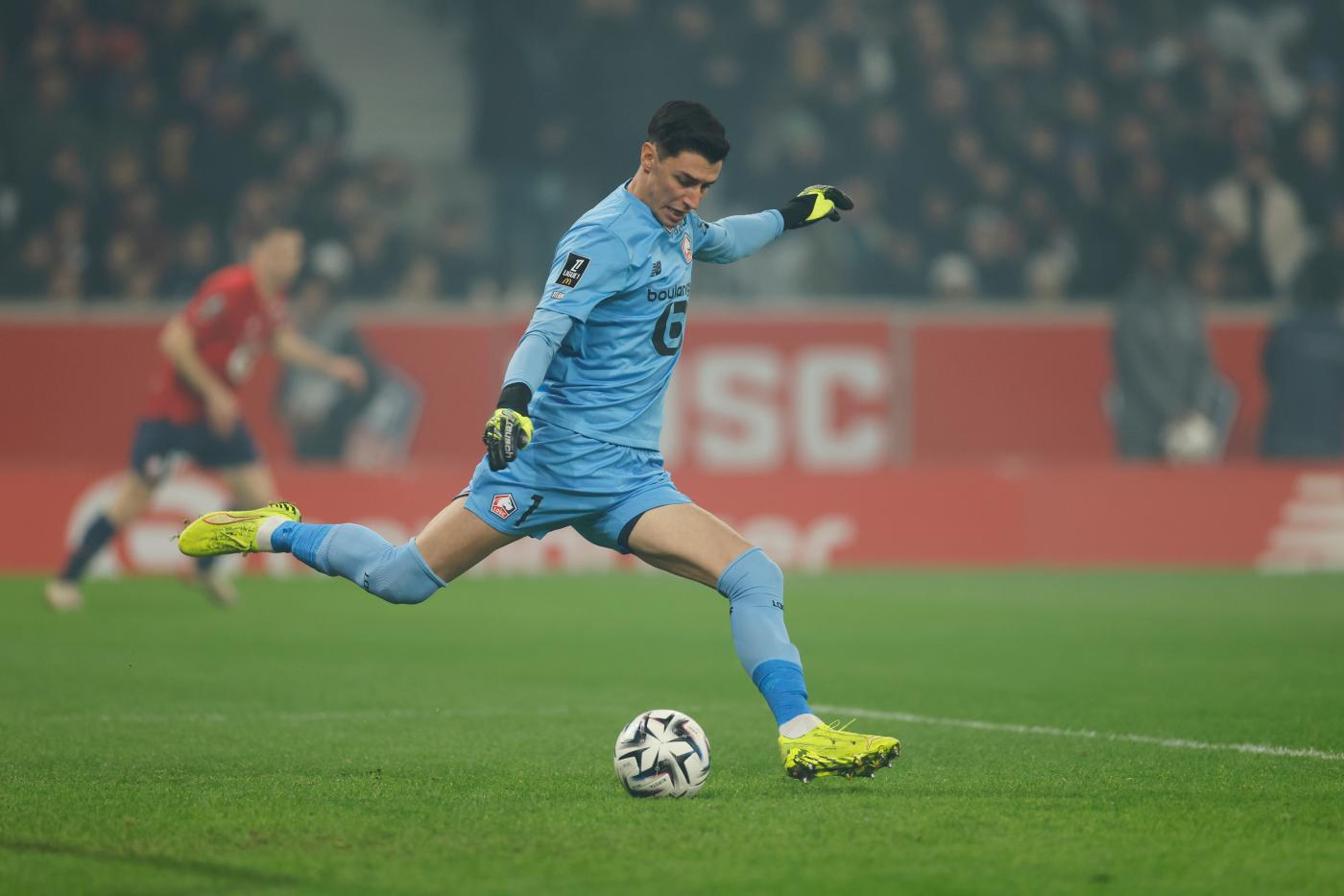 Il portiere del Lille Ozer effettua un rinvio Rossonerisiamonoi.it