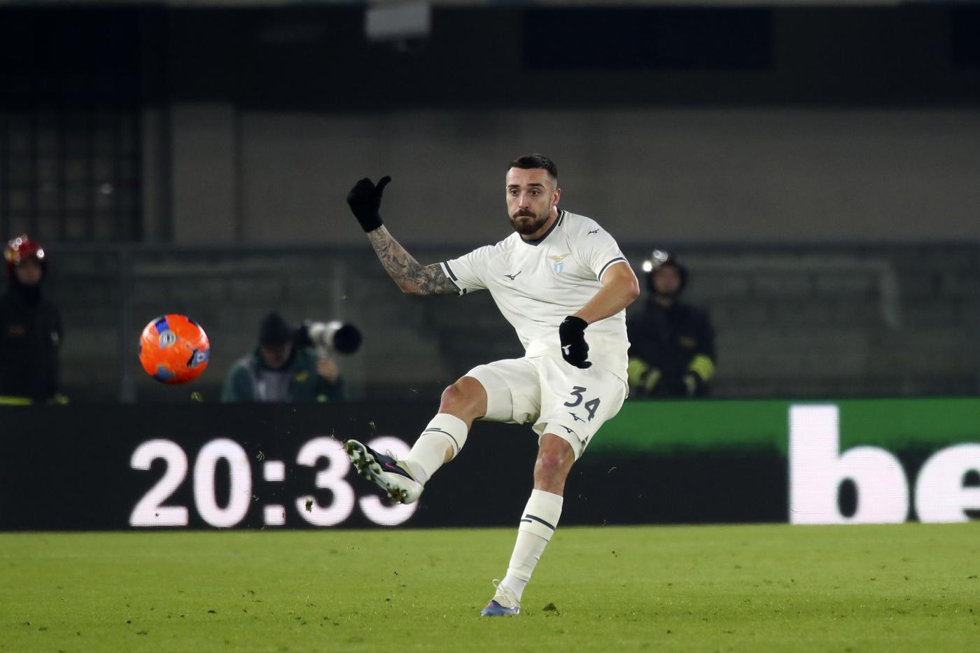 rossonerisiamonoi-schira-gila-milan-calciomercato Il difensore Mario Gila in campo con la maglia della Lazio Rossonerisiamonoi.it