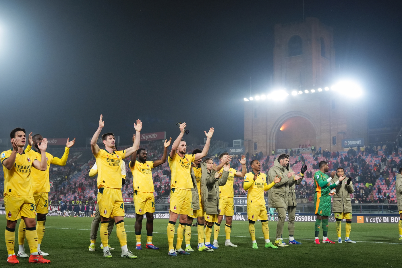 I giocatori del Milan festeggiano la vittoria sul Bologna a fine gara Rossonerisiamonoi.it