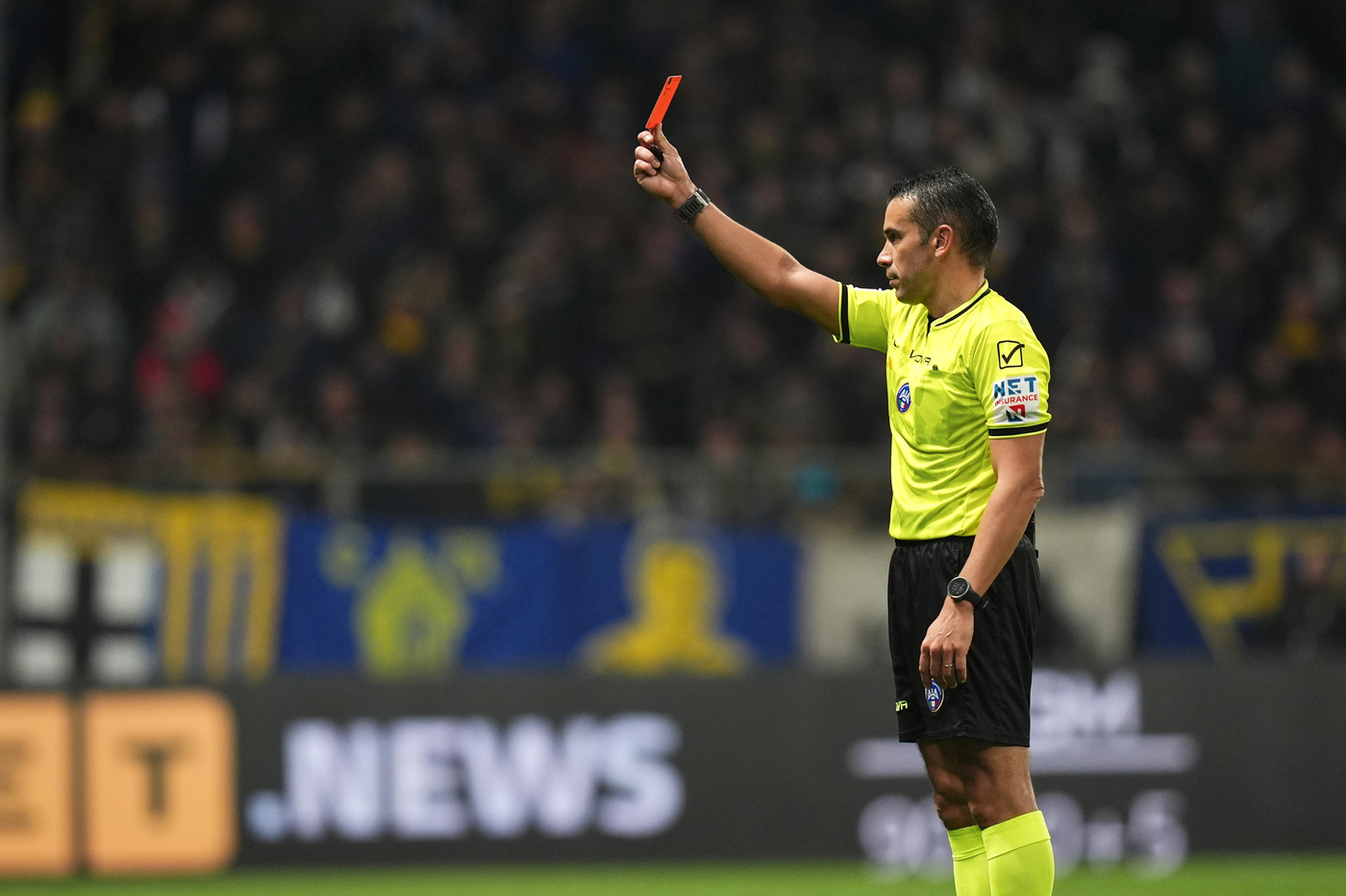 Marco Piccinini estrae un cartellino rosso durante Parma-Udinese Rossonerisiamonoi.it